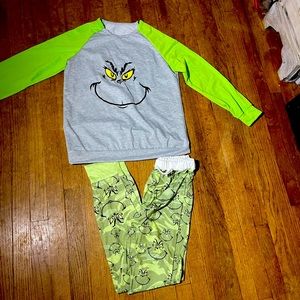 Size small grinch longe wear/pajama set